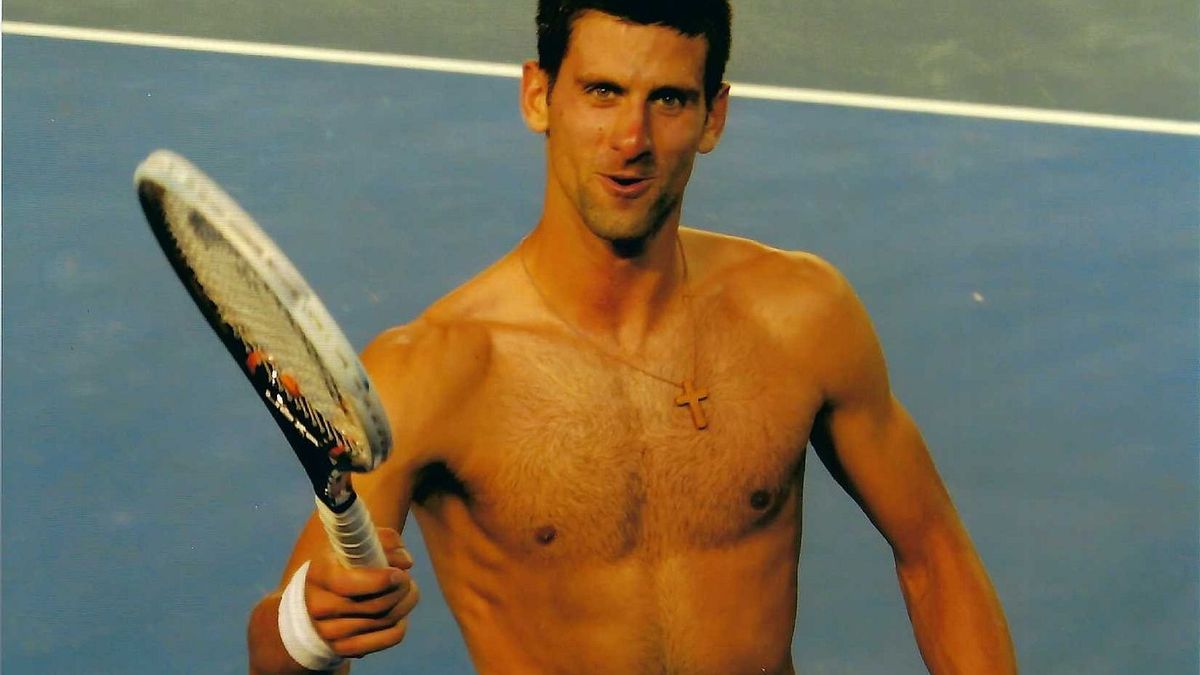 Fanoušek prodal v aukci raketu od Djokoviće za rekordních 11 milionů korun